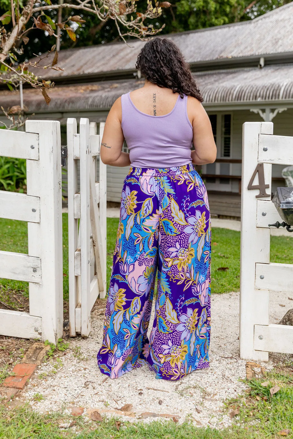 Larsa Pant in Kosum